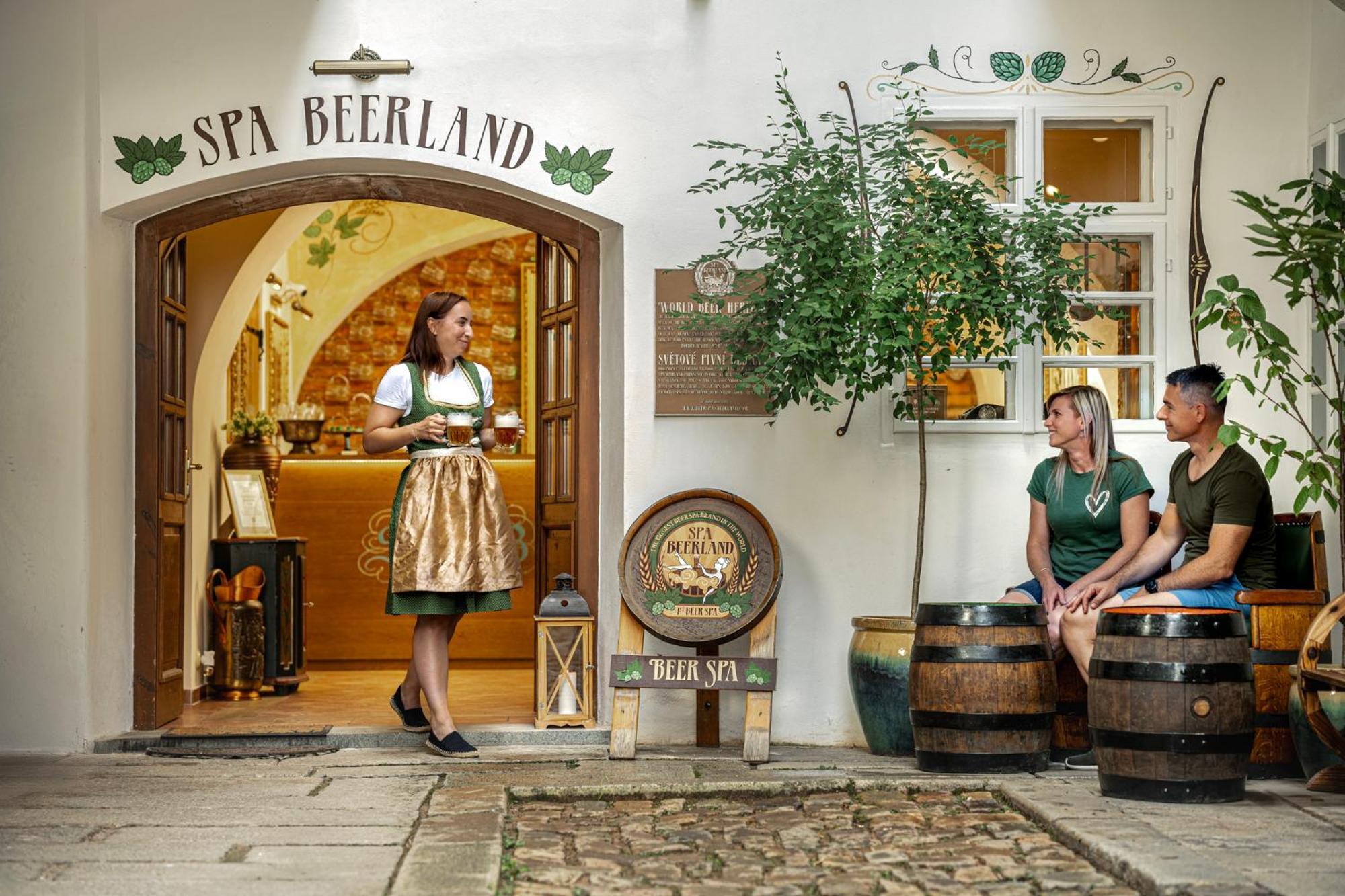 Spa Beerland - At The Golden Lamb Bed & Breakfast Plzen Bagian luar foto